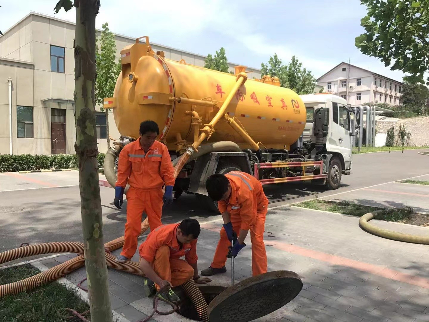 永城管道疏通车停在窨井附近