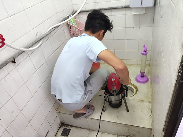 永城管道堵塞冒臭气 专业师傅现场解决问题