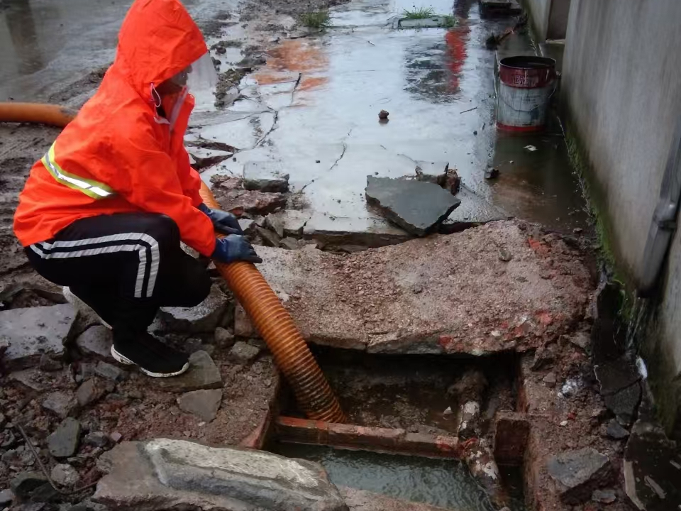 永城专业清理污水池 炜誉市政以规范流程守护城市 “肠道”