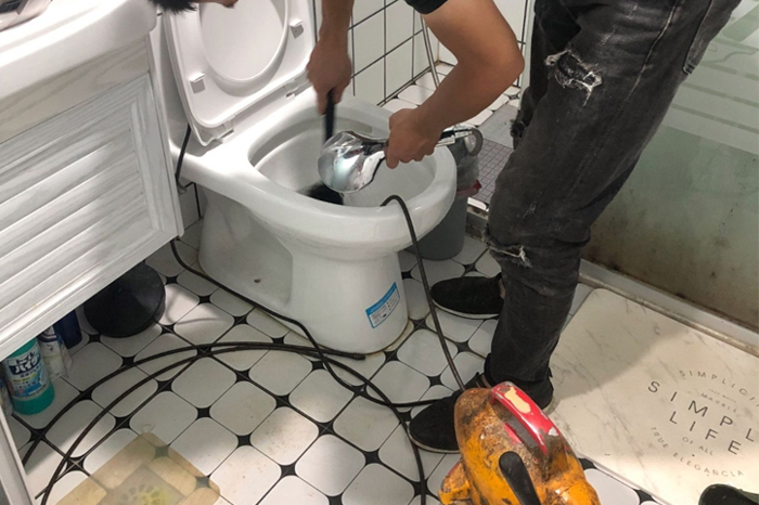 永城马桶堵塞自己疏通还是找师傅？专业上门服务让你省时更省心