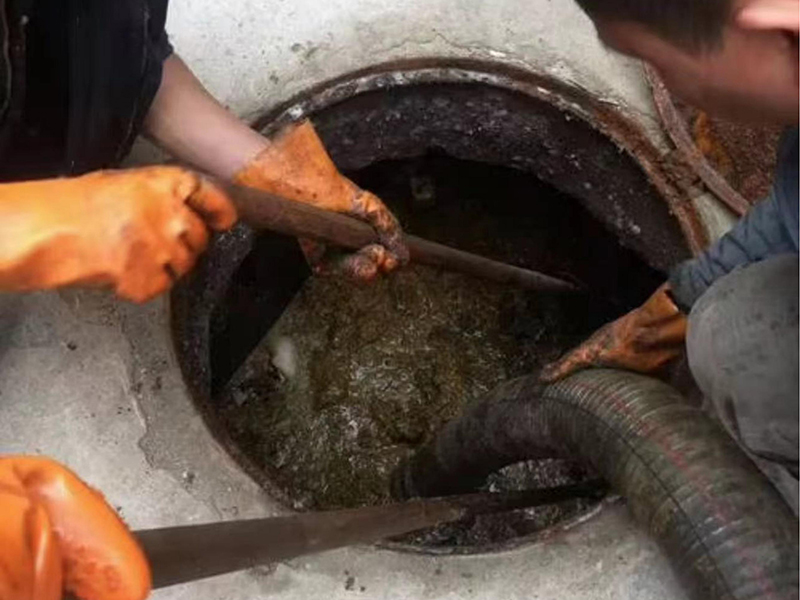 永城清理化粪池时如何避免沼气的危害？